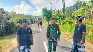 Babinsa Koramil Klungkung Bersinergi Kawal Upacara Pemakaman Warga Di Desa Selisihan