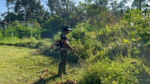 Ratakan tanah, Satgas TMMD ke – 128 Kodim 1623/Karangasem bangun lapangan voly di Dusun Kubakal, Desa Pempatan.