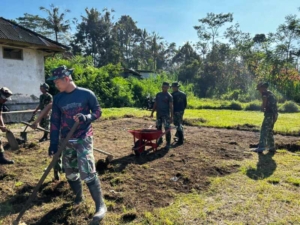 Ratakan tanah, Satgas TMMD ke – 128 Kodim 1623/Karangasem bangun lapangan voly di Dusun Kubakal, Desa Pempatan.