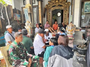 Babinsa Bersama Sekdes Dan Staf Desa Pesinggahan Gelar Kunjungan Sosial Di Rumah Kaur Desa