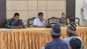 Babinsa Akah Dampingi Dan Bantu Kelancaran Penyaluran BLT DD Di Kantor Desa