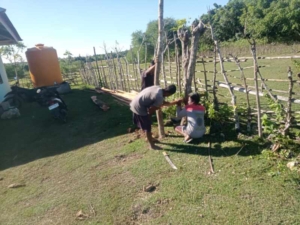 Babinsa Kopda Noh Nubatonis Pantau Pekerjaan Pondasi KDKMP Desa Temas