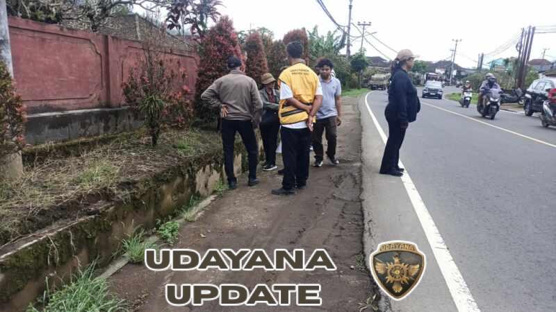 Babinsa Pancasari Monitoring Langsung Pengecekan Drainase oleh Dinas PU Bali