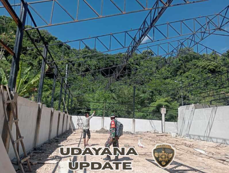 Peran Aktif Babinsa, Kawal Progres Pemasangan Atap Koperasi Merah Putih