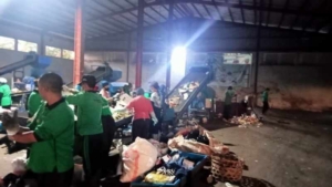 Babinsa Denpasar Barat Awasi Pemilahan Sampah di Wilayah Binaan