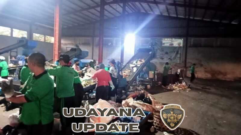 Babinsa Denpasar Barat Awasi Pemilahan Sampah di Wilayah Binaan