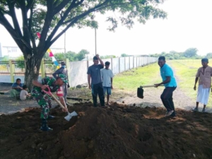 Babinsa Koramil 1614-05/Pekat Ajak Warga Cegah Penyakit Lewat Kerja Bakti