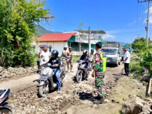 Babinsa Sigap Amankan Aksi Unras Jalan Rusak di Monta