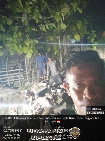 Babinsa Tualima Awasi Lembur Malam Pemasangan Fondasi