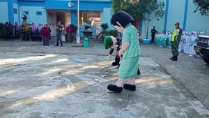 Danramil 1608-01/Rasana’e Ajak Siswa Jadi Pelopor Kebersihan Lingkungan Sekolah