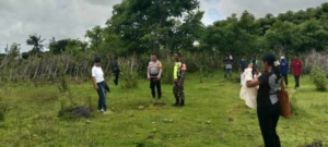 Babinsa Saindule Cek Pagar Sawah Warga
