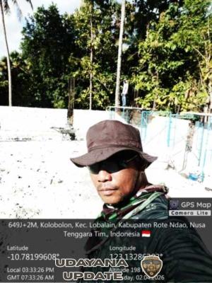 Babinsa Oematamboli Pantau Pemasangan Batako Gerai
