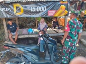 Babinsa Turun Langsung, Warga Diajak Jaga Kebersamaan