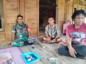 Babinsa TNI Aktif Komsos di Desa Tebo, Perkuat Kemanunggalan dengan Rakyat