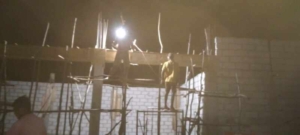 Babinsa Oelua Pantau Lembur Malam Pengecoran