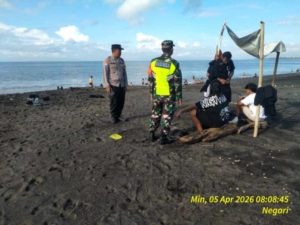 Tradisi Banyu Pinaruh, Warga Padati Pantai Di Kecamatan Banjarangkan