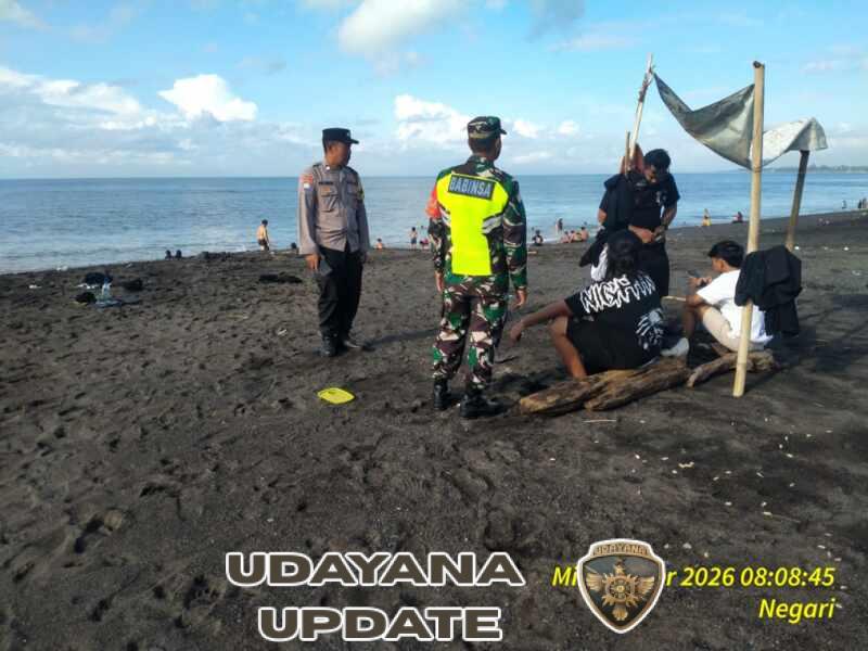 Tradisi Banyu Pinaruh, Warga Padati Pantai Di Kecamatan Banjarangkan