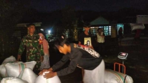 Babinsa Koramil Taliwang Kawal Penyerapan Gabah Petani Desa Lamontet