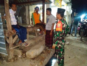 Patroli Kongkow-Kongkow Babinsa Sape Pererat Silaturahmi dan Cegah Konflik