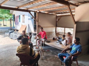Komsos Humanis Babinsa Maurole Dapat Sambutan Hangat dari Warga Desa Tou Timur