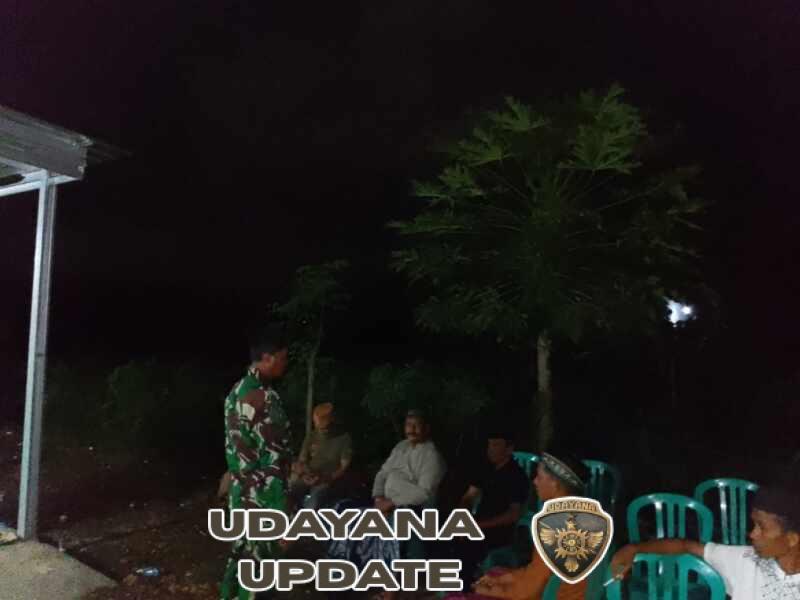 Babinsa Manggelewa Sertu Abdul Malik Aktif Jaga Keamanan Lewat Ronda Malam