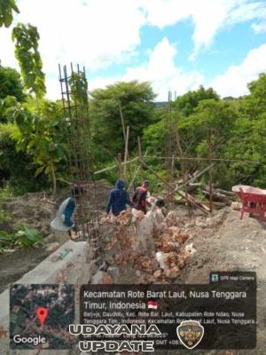 Babinsa Tualima Pantau Pemasangan Fondasi