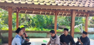 Melalui Pengibaran Bendera, Babinsa Kembang Kerang Daya Perkuat Nasionalisme Masyarakat