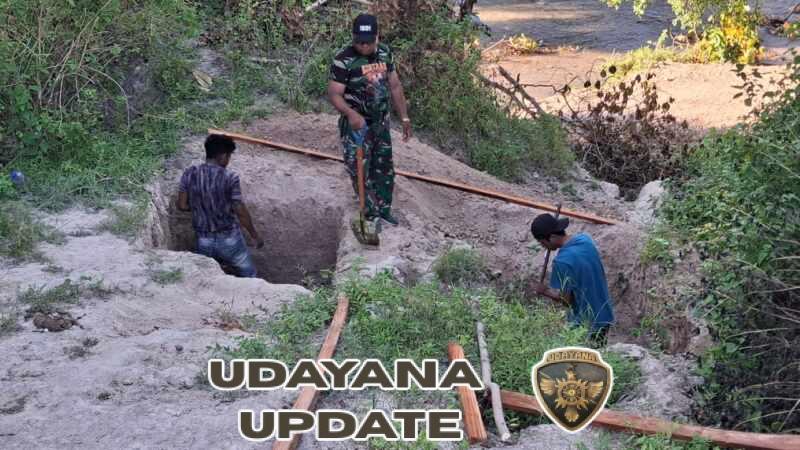 Babinsa Koramil 05/Waingapu Gotong Royong Bersama Warga Bangun Jembatan Garuda