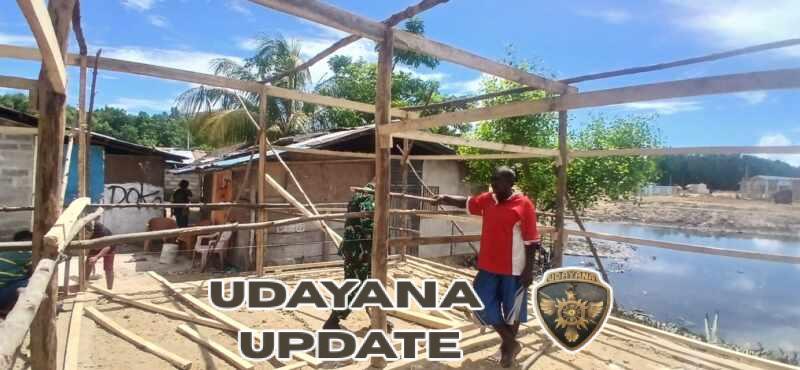 Babinsa Koramil 05/Waingapu Melaksanakan Gotong Royong Bersama Warga Bantu Pemasangan Tiang Rumah