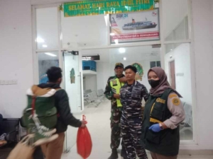 Babinsa Kodim 1602/Ende Amankan Kedatangan Kapal Dharma Rucitra VIII di Pelabuhan IPPI