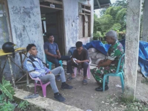 Melalui Komsos, Babinsa Ajak Warga Jaga Keamanan dan Kebersamaan Desa