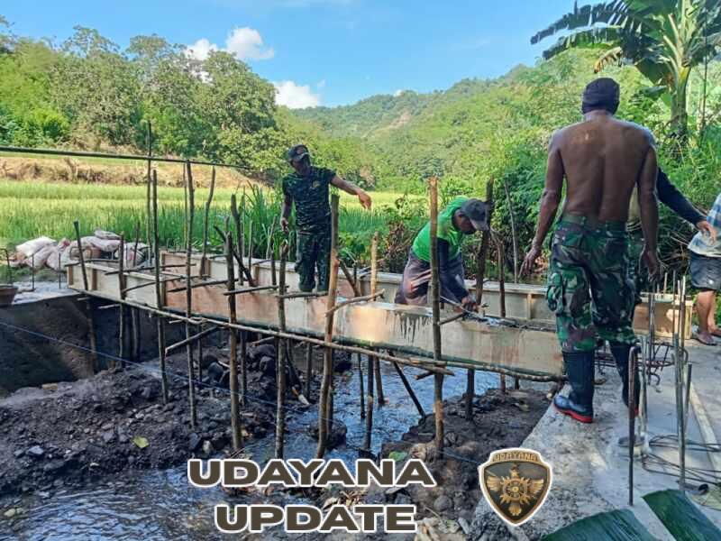Dipimpin Serka Suhardin, Babinsa dan Warga Kompak Lanjutkan Pembangunan Jembatan Garuda