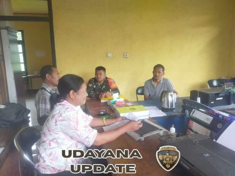 Babinsa Leguderu Komsos dengan Aparat Desa