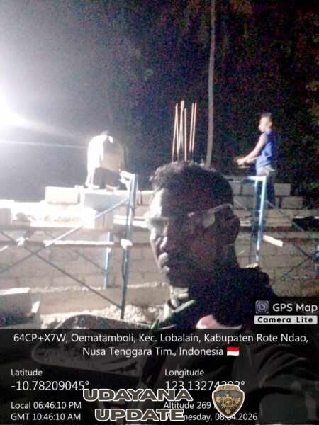 Babinsa Serda Joni Laksanakan Pemantauan Lembur Pemasangan Dinding Batako di Desa Oematamboli