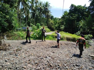 Kasdim 1623/Karangasem dampingi Kasiter Kasrem 163/WSA tinjau langsung lokasi rencana pembangunan jembatan.