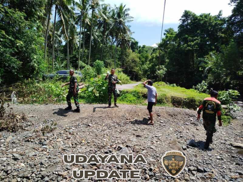 Kasdim 1623/Karangasem dampingi Kasiter Kasrem 163/WSA tinjau langsung lokasi rencana pembangunan jembatan.