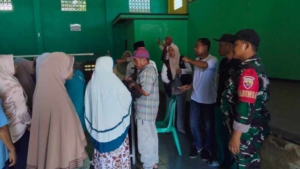 Bantu Stabilkan Harga, Babinsa Dampingi Penyaluran Sembako di Pasar Murah