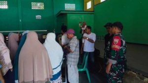 Pasar Murah di Maluk Diserbu Warga, Babinsa Pastikan Kegiatan Aman dan Lancar