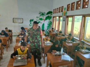 Anak-Anak Desa Seran Semangat Belajar Berkat Menu Bergizi dari Program MBG
