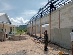 Babinsa Koramil Jereweh Jaga Kualitas dan Progres Pembangunan Talang Air di Desa Beru