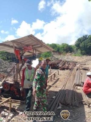 Babinsa Kodim 1627/RN Amankan Proyek Sentra Garam Nasional di Rote Timur
