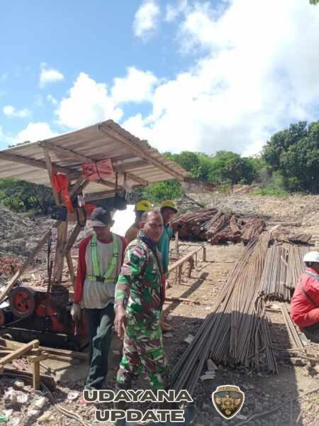 Babinsa Kodim 1627/RN Amankan Proyek Sentra Garam Nasional di Rote Timur