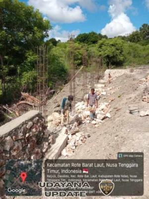 Proyek Pembangunan Desa Tualima Berjalan Aman Didampingi Babinsa