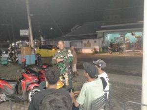 Babinsa Seteluk Sambangi Warga Saat Patroli, Ajak Jaga Ketertiban Lingkungan