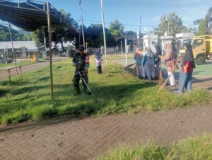 Warga dan Aparat Kompak Gelar Jumat Bersih di Lapangan Alun-Alun Jereweh