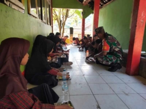 TNI Dukung Peningkatan Gizi Anak Melalui Program MBG di Kecamatan Poto Tano