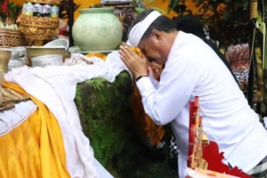 Pemerintah Tabanan Hadiri Upacara Piodalan di Pura Luhur Besi Kalung