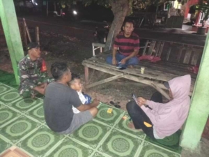 Babinsa Koramil Manggelewa Turun Langsung, Cegah Aksi Pencurian dan Gangguan Kamtibmas