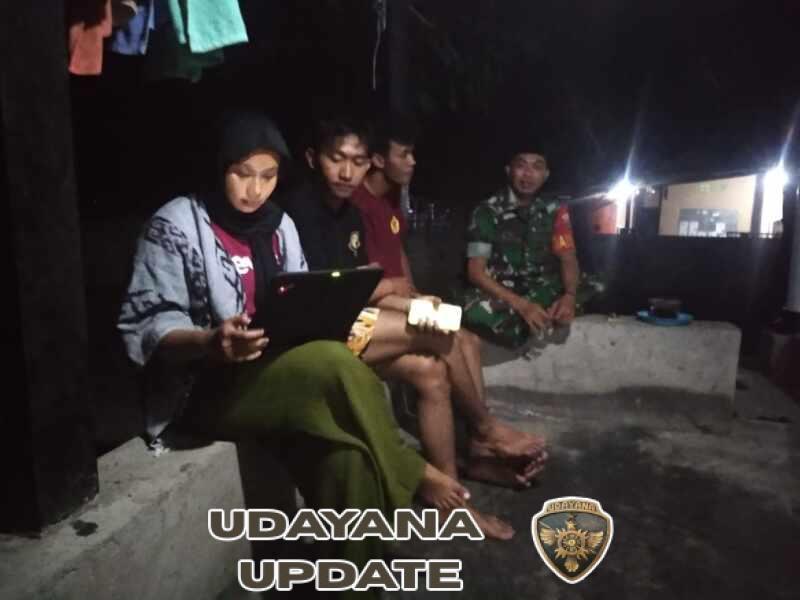 Patroli Malam, Babinsa Ajak Pemuda Dusun Panggungan Jaga Ketertiban