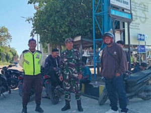 Pengamanan Pelabuhan Poto Tano Berjalan Tertib, Babinsa Hadir Jaga Kamtibmas